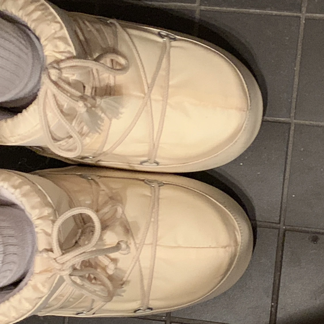 Crémefärgade moonboots - 91