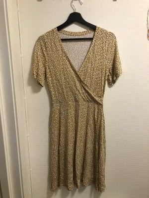 Omlott klänning  - Från Indiska och sparsamt använd i strl 36. Väldigt fin! 