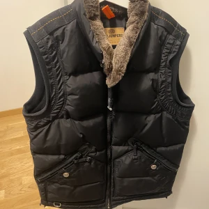 Parajumpers väst i nyskick - Parajumper väst i nyskick. Otroligt fin och sitter bra. Tyvärr för liten för mig.  Nypris 4999kr på Johenells