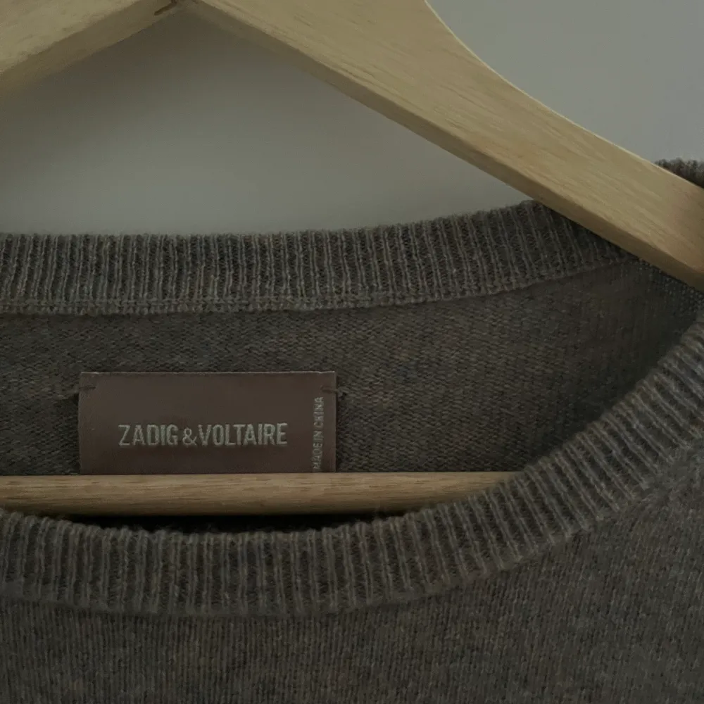 Kashmir tröja från Zadig & Voltaire som inte säljs i butik längre. Sparsamt använd och fint skick. Står ingen storlek men sitter som en S-M.🌟 Nypris ca 3000. Tröjor & Koftor.