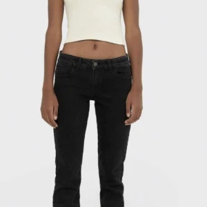 Lågmidjade stradivarius jeans - Köpte dessa svarta lågmidjade stradivarius jeans för ett år sedan men har knappt använt dem. Nu är de för små och säljer därför jeansen här🤍
