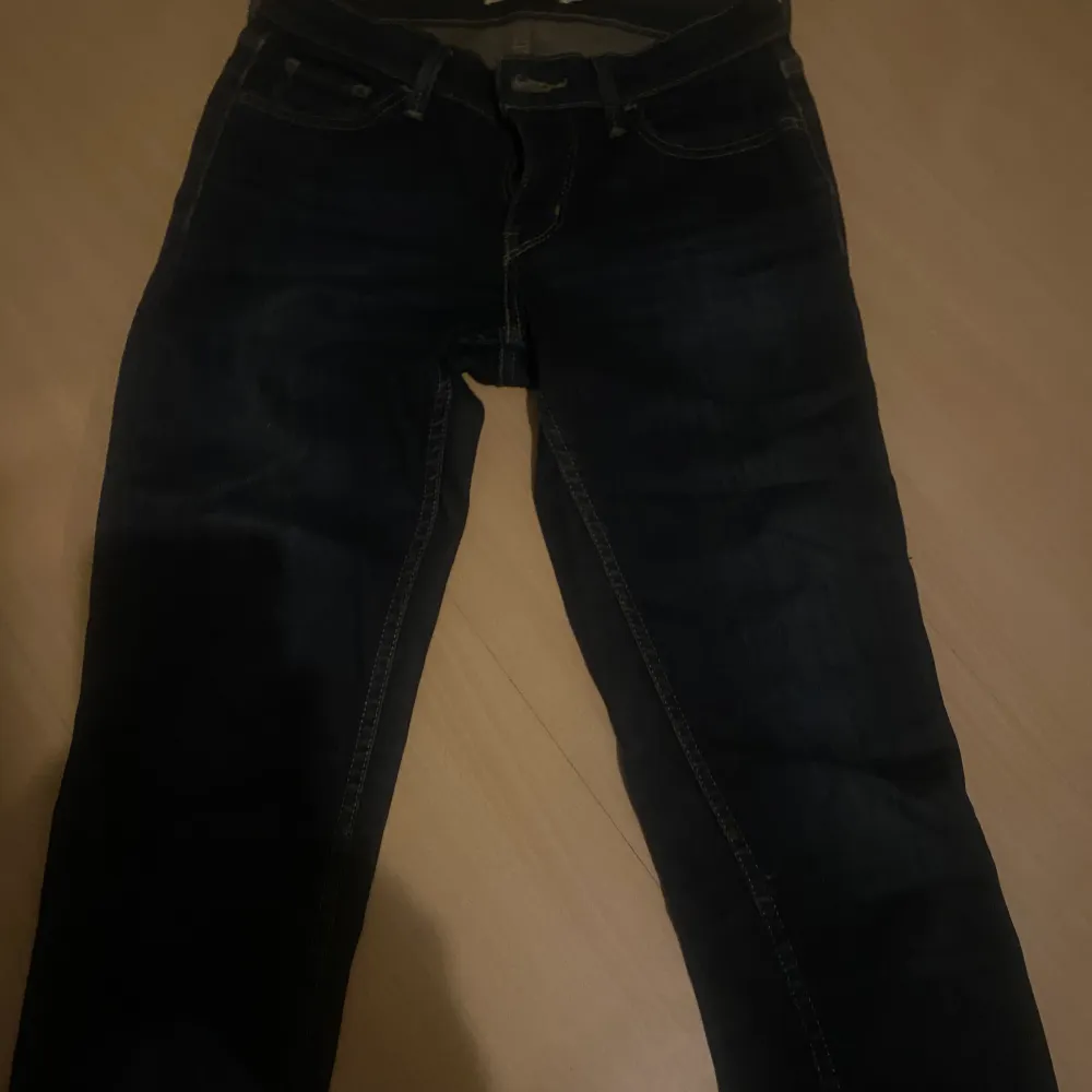 Snygga Levis skinny jeans knappt använda . Jeans & Byxor.