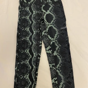 Tights från casall  - Använda en gång och är i nyskick. Storlek xs men passar en s 