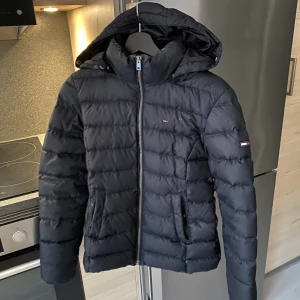 Tommy hilfiger jacka  - Tommy hilfiger jacka  Mörkblå/svart  Mycket bra skick  Stolek S