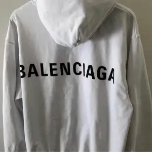 Hej! Jag säljer min vita balenciaga hoodie i storlek medium. Den är endast använd ett fåtal gånger och är därav i väldigt fint skick. Kvittot är tyvärr borttappat men orderbekräftelse från när jag köpte den finns. Nypris ca 9 000kr 