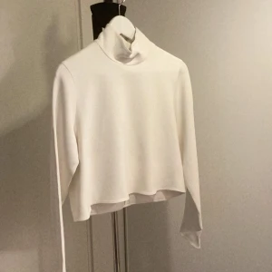 Vit topp - Offwhite topp m hög krage, dragkedja bak.