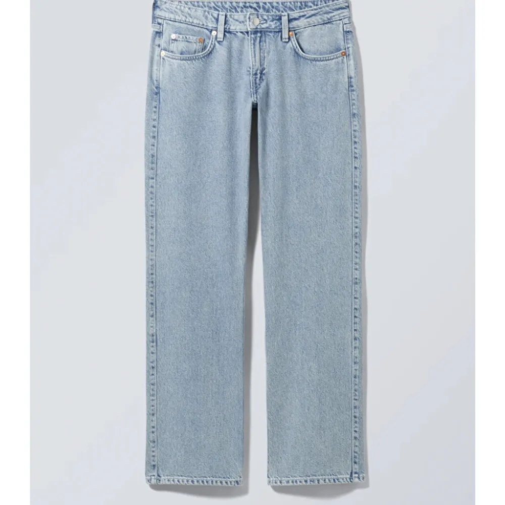 Arrow low straigth jeans från weekday. Kan skicka fler bilder privat vid intresse❤️. Jeans & Byxor.
