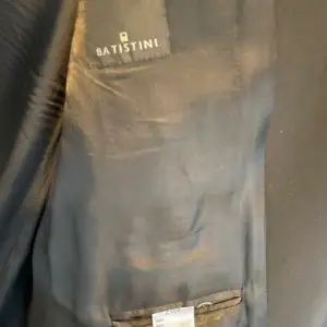 Batistini kostym, 60% ull Sparsomt anvendt. 