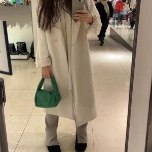 Kappa - En vit jättefin kappa för 300kr.