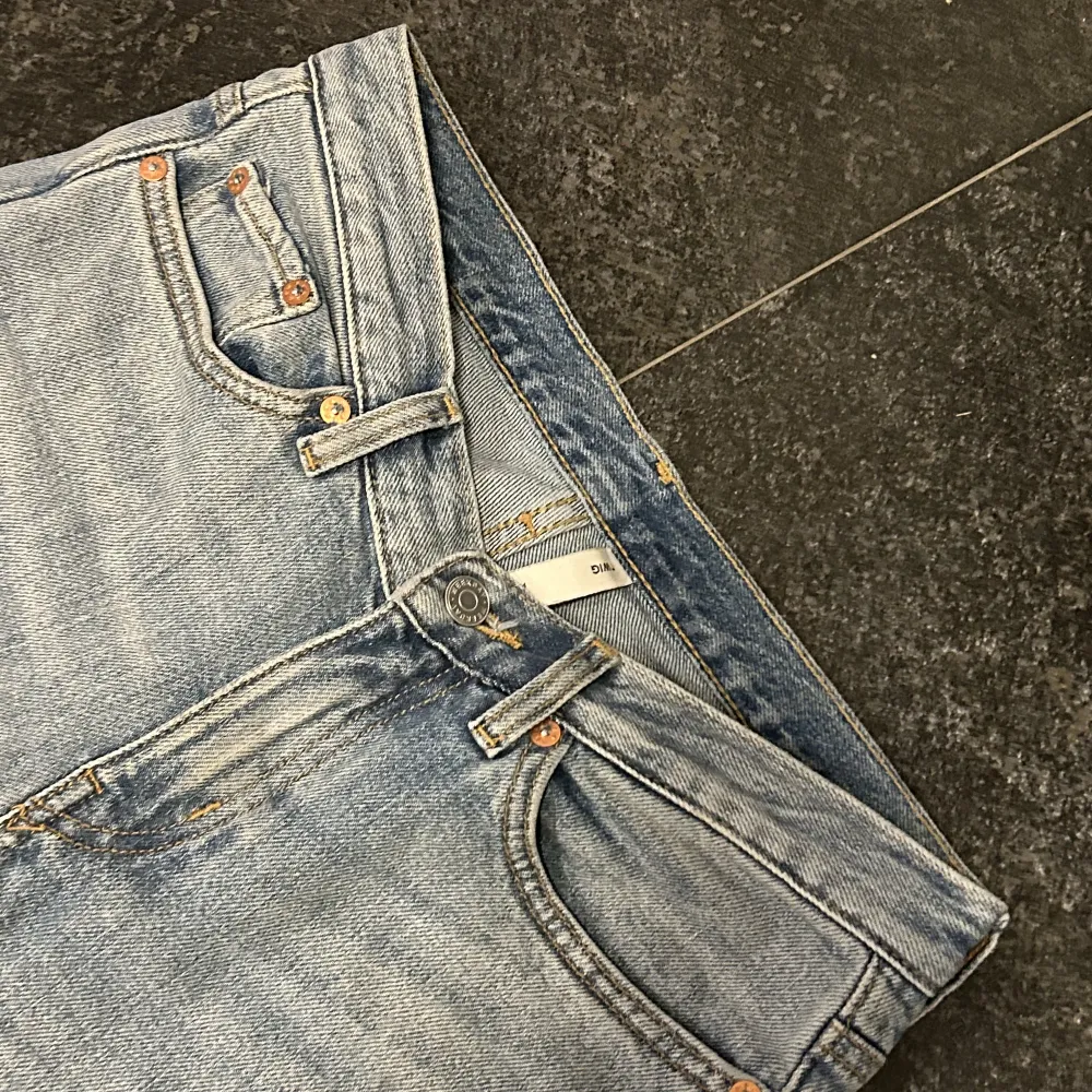 Weekday Jeans, modell Twig, deras straight jeans med midwaist. Dessa har blivit lite förstora för mig men passar bra i längd, jag är 164. Fåtal gånger använda. Köparen står för frakten. Skriv för fler frågor eller bilder<3. Jeans & Byxor.