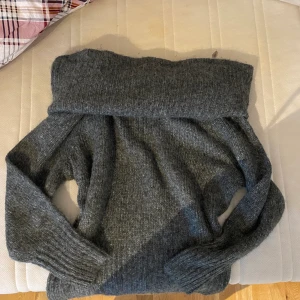 Offshoulder tröja  - Offshoulder tröja säljes pga används inte. Är i storlek XS men passar även S och M eftersom den är stretchig och stor i storlek. Väldigt tjockt och varmt material   Aldrig använd!