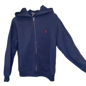 polo ralph lauren hoodie - Säljer min polo ralph lauren hoodie för att rensa min garderob. Använd men i bra skick 8/10. För fler frågor skicka privat.
