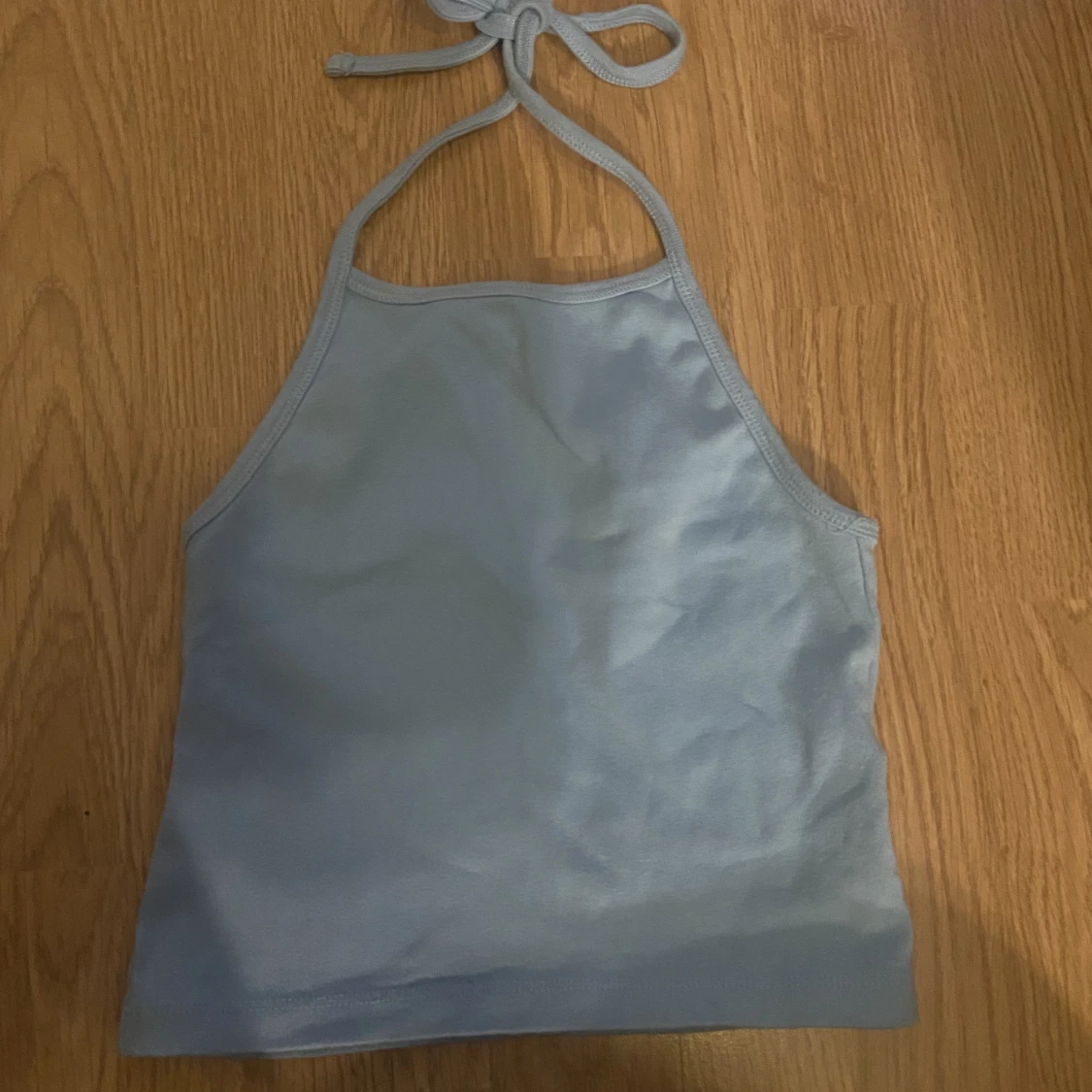 Linne blå rosett i ryggen