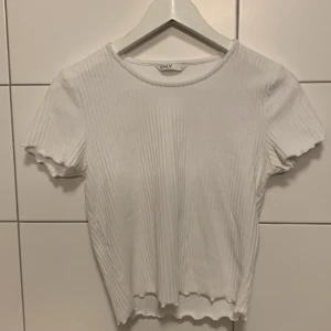 Ribbad t-shirt  - Ribbad t-shirt från Only. Bra skick 