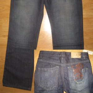 Diesel Jeans - Säljer dessa helt nya och oanvända herr jeans.  Alla tags sitter kvar.  Märke: Diesel Storlek: 38 x 32" (Large)  Midjemått: 96cm Innerben: 79cm    