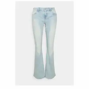 Söker dessa LTB Roxy flared jeans i storlek 25x30 eller 25x32