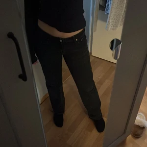 Weekday jeans (svarta) - Svarta arrow low jeans från weekday (lågmidjade), w26 l30 men uppsprättade🤗