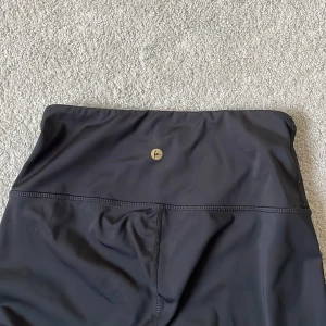 Träningstights  - Svarta träningstights köpta i USA. Märket heter ”90 degree by reflex” och nypris är ca 450kr. Använda ca 5 gånger