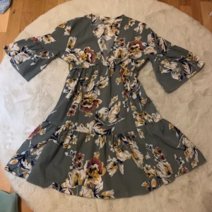 Shein klänning - Fin uringad klänning från Shein ny skick andvänd få tal gånger Inga skador  eller annat storlek M jätte fin💕