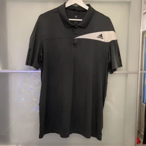Adidas Tränings-shirt - Säljer denna Adidas tränings t-shirt. Fick den av en vännina nyligen i present men blev alldeles för stor för mig. Tränar du eller någon i din närheten så är denna t-shirt för dig eller den personen. Storlek L/XL. Bra kvalite, säljes för 199kr.