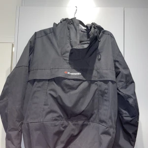 Svart anorak - Från märket Everest. Använd ett fåtal gånger.  Bra skick
