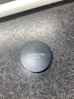 Bare minerals foundation - För ljus färg. Använd ett fåtal gånger. Finns liten borste till.