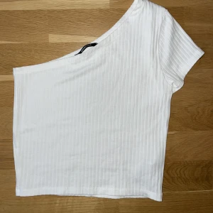 Topp  - Jättefin enarm topp. Säljer eftersom den inte kommer till användning. 