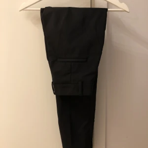 Kostymbyxor - Svarta kostymbyxor strl 34