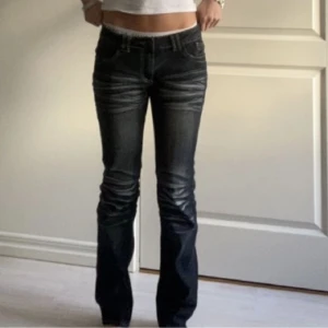 Lågmidjade jeans - Köpta här på plick, säljer då de inte riktigt matchar några kläder i min garderob haha. Förra ägaren sa att storleken är 28/32 och det tycker jag stämmer väldigt bra💞