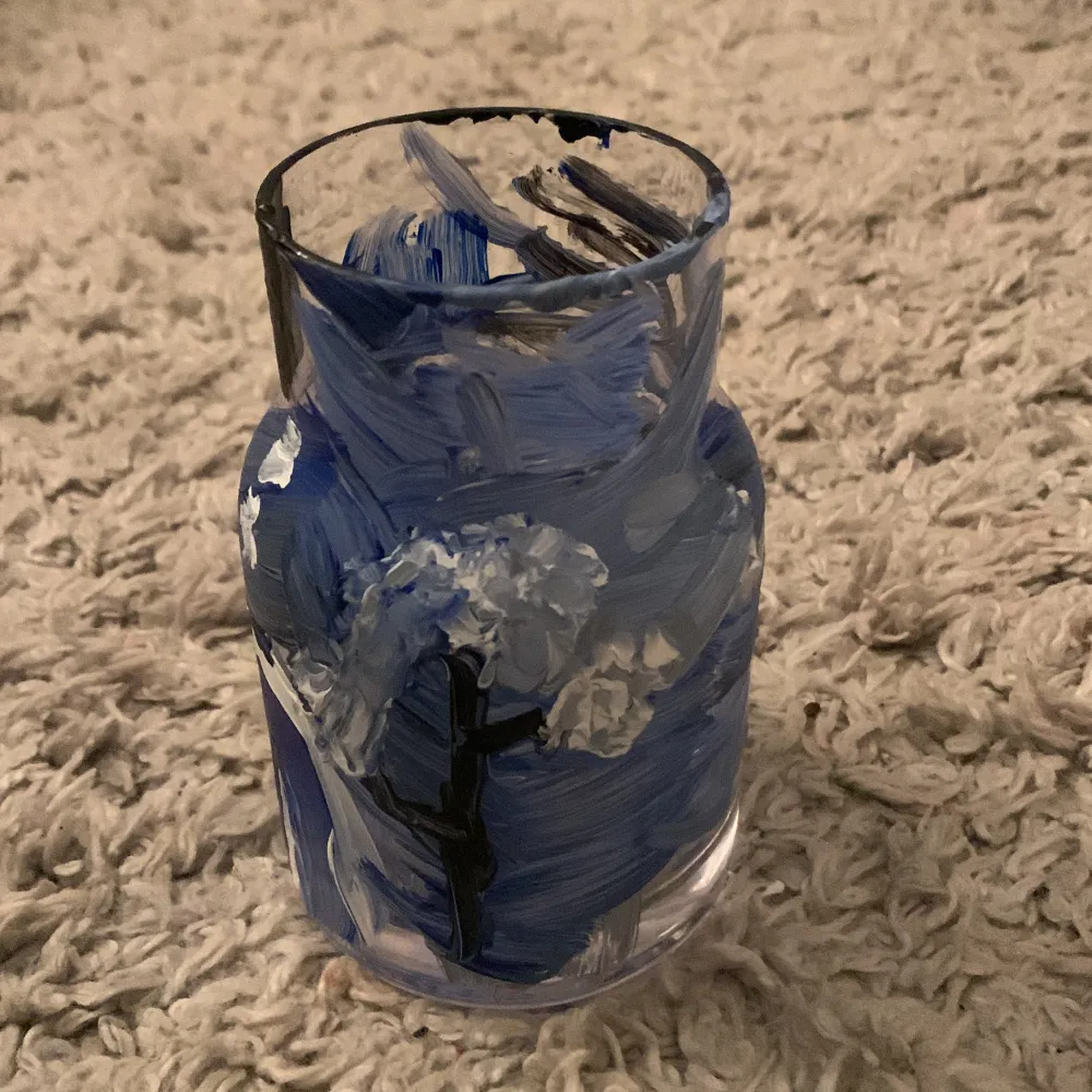 Detta är en vas som är blå vit och svart!❤️💕✌️och den är packad säkert!❤️❤️. Övrigt.