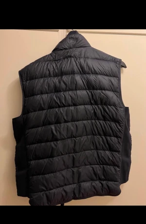 Parajumper väst - hej! Ja säljer min pj väst som är ungefär 1 år gammal. har använts ett par gånger men vill nu sälja den eftersom det börjar bli kallt. inga skador eller hål. Mer bilder går att lösa.