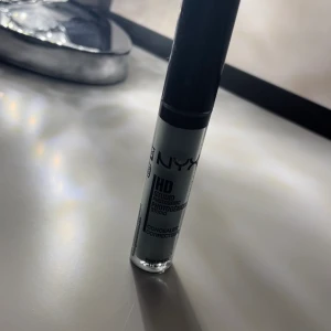 Conceler Nyx - Säljer denna conceler som är blå eftersom man ska applicera den på finnar eller röda områden innan den vanliga concelern.