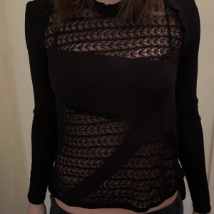 Dagmar tröja  - Sjukr snygg svart tröja från Dagmar