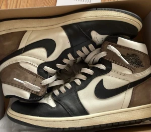 Jordan 1 mocha - Säljer mina jordan 1 mochas för att dem inte kommer till användning längre. Storlek 45 och hyfsat bra skick. Box medföljer.