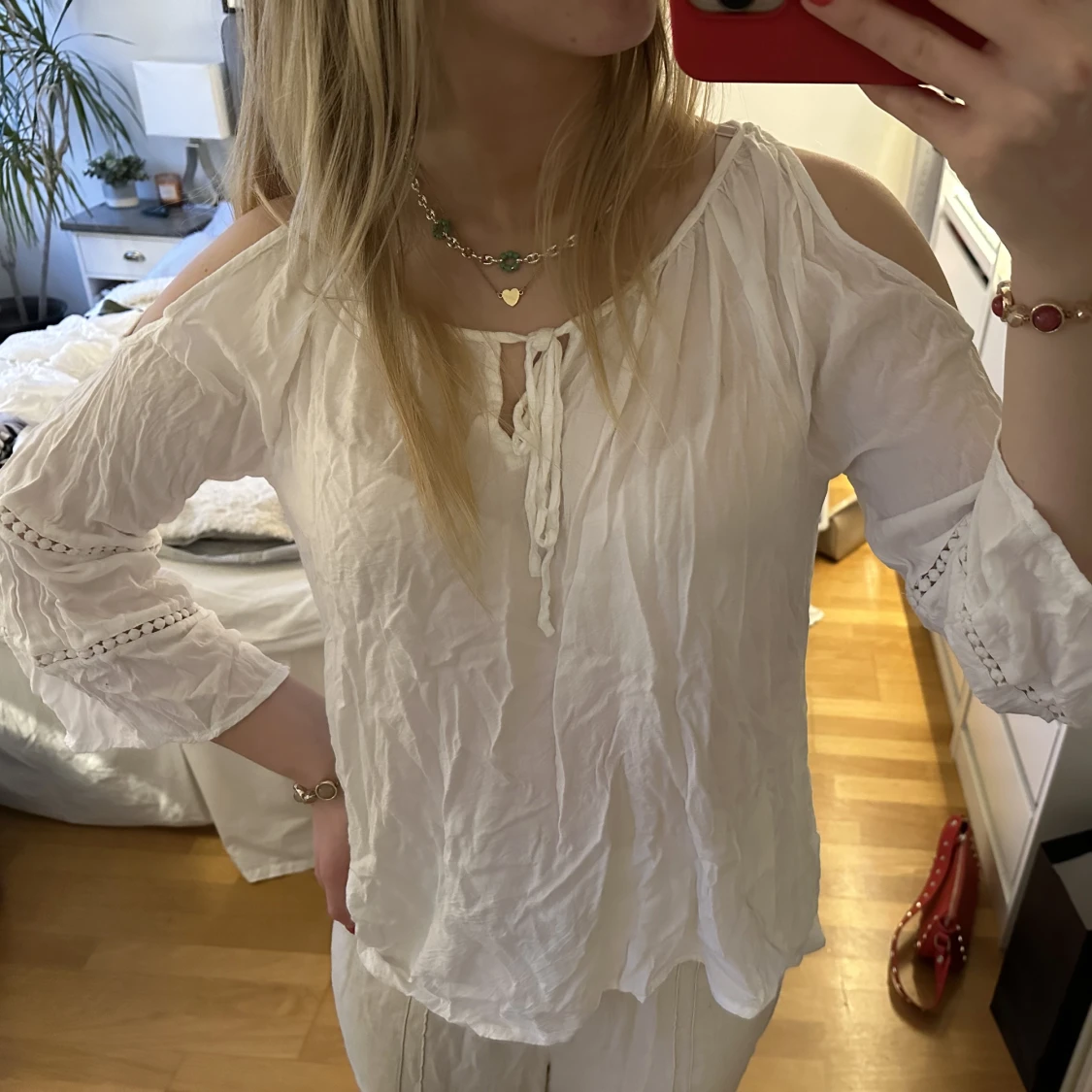 Blus med öppna axlar