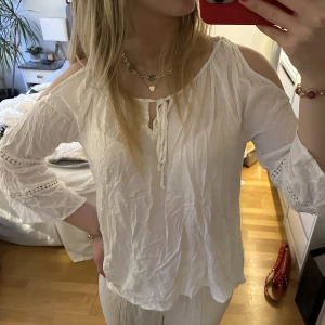 Blus med öppna axlar - Denna blus är så söt och somrig. Den har öppna axlar vilket börjat bli väldigt trendigt på senaste. I strl 34❤️
