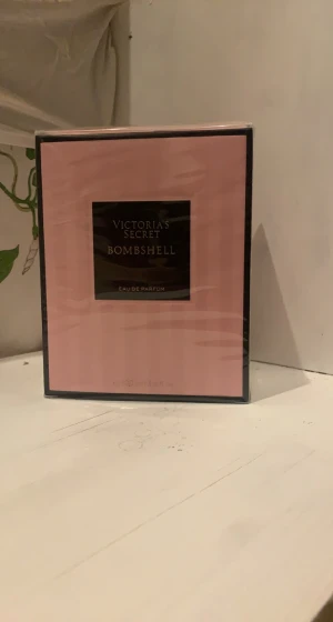 Victoria secret Bombshell parfym - Ja så jag fick denhär parfymen i julklapp, men jag har redan en likadan så jag är inte i behov av denna. Den är helt oöppnad, 100ml ( alltså ganska stor) kostar från början 1100 men jag kan tänka mig o gå ner lite i pris. Frakten är inkluderad i priset❤️