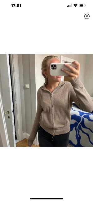 Soft goat - Säljer min super fina soft goat kofta i färgen beige/brun. Som ny inga hål eller märken.(100% Kashmir)Inte nopprig💓Nypris:2800 