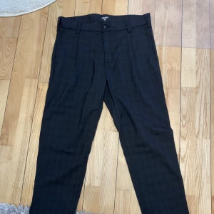 Carhartt chinos  - Carhartt Chinos i strl 33, superfint skick! Regular/loose fit!