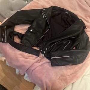 Skinnjacka zara - Hej, jag säljer min skinnjacka ifrån zara eftersom den inte kommer till användning eller har kommit till användning. Jag har använt den typ 2 gånger så den är som ny!❤️ orginariepris 699kr! Köparen står för frakten❤️