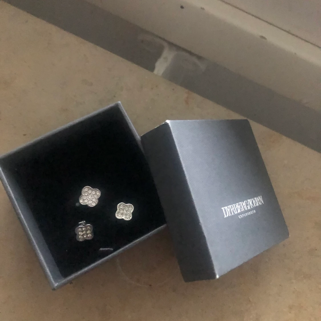 Örhängen samt ring Dyrberg/Kern