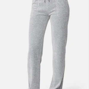 Grå juicy byxor - Säljer mina gråa juicy byxor, snabb affär om möjligt. Ena metallgrejen på snöret är sönder men ingen märker det. Storlek M. 