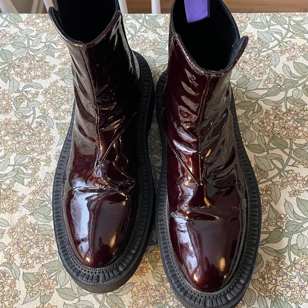 Eytys boots strl 38/39🫶väldigt långa i foten som eytys skor brukar vara så passar säkert större storlek också! Har en liten spricka i lacken på ena skon (se bild3) men inget som är utmärkande. Mkt snygga!!. Skor.