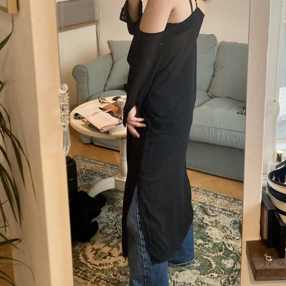 Använd 1 gång, svart genomskinlig klänning med off sholder armar, S som funkar på M, går att justera axelbanden. 🖤. Klänningar.