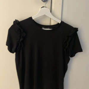 Zara tshirt med volanger - Svart zara tshirt med volanger på axlarna i storlek S. 30kr+frakt ❤️