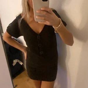 Stickad klänning - Jättefin stickad brun klänning med knappar. Köpt secondhand så vet tyvärr inte vilket märke eller storlek det är. Skulle säga att den är XS-S då den är lite för kort för mig som är 170 cm och oftast har S. 