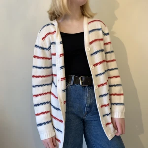 Pippi-kofta - Lång Pippi-kofta med knäppning. Nästan oanvänd.  Pris förhandlingsbart:)