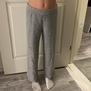 Mjukisbyxor - Ett par jätte sköna ”stickade”  mjukis byxor från zara. Sticks inte utan är ett skönt material. Säljer min lillasysters byxor pga att de är för små för henne men ett par hon gillade väldigt mycket. Har en ficka bakom Hon är ca 150cm lång. Köpta för 230 kr