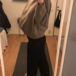 Byxor - Jätte fina svarta byxor,aldrig använda,är 174 och dom går ner till marken,tyget på byxorna har ett mönster(se på bild 3)😙för mer frågor o bilder skriv privat,köp inte direkt😆