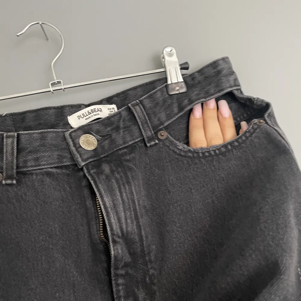 Så snygga jeans från pull and bear med hål vid fickorna . Jeans & Byxor.